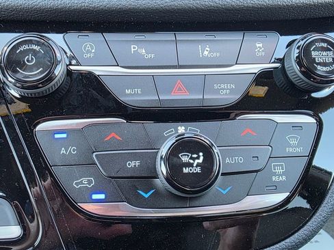 New 2025 Chrysler Pacifica Select image 38