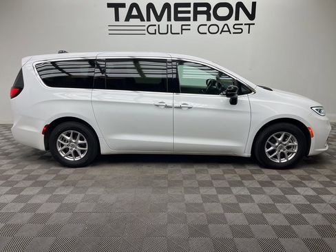 Used 2024 Chrysler Pacifica Touring-L image 4