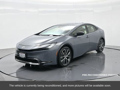 Used 2025 Toyota Prius XLE image 2