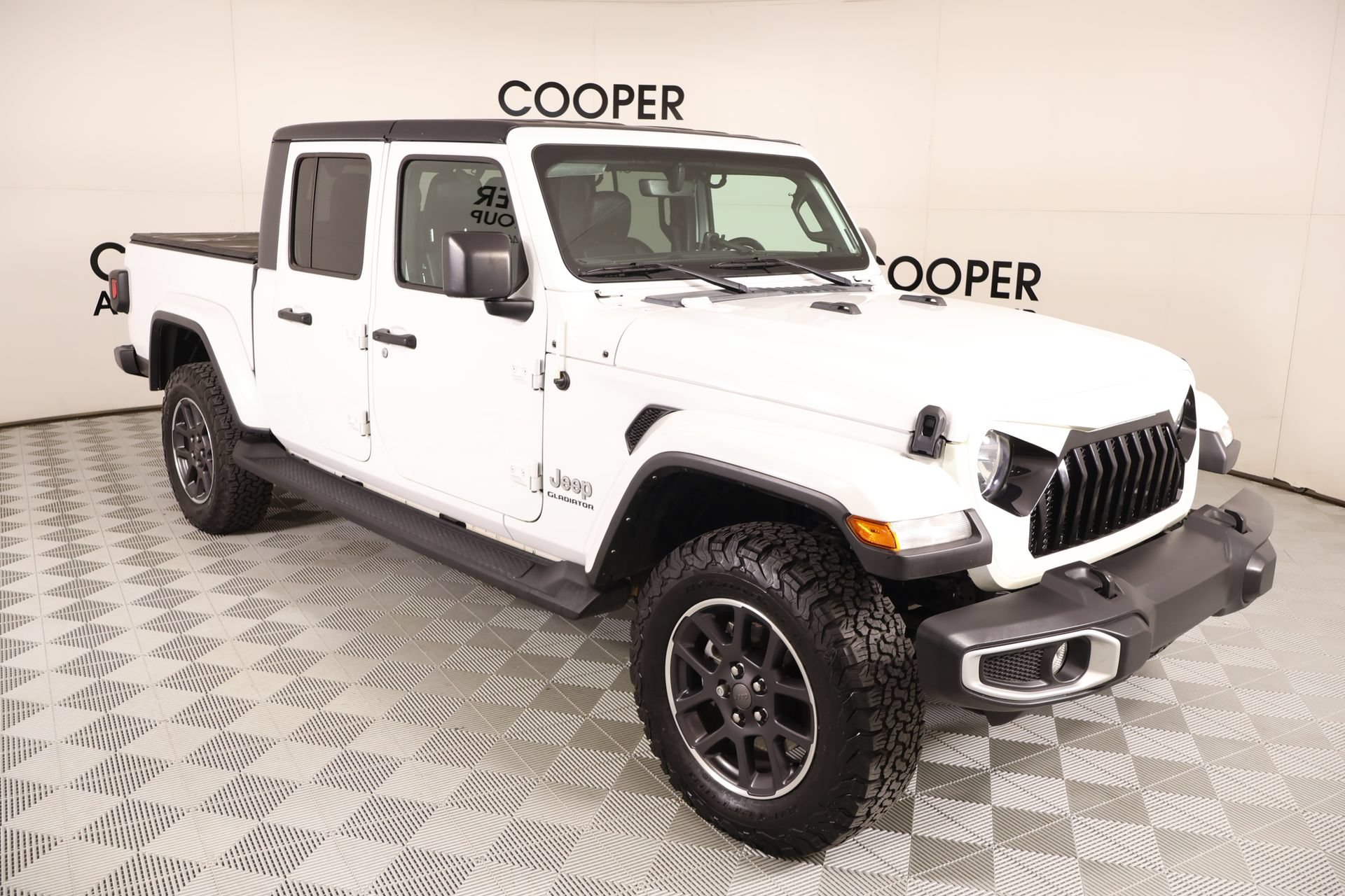 Used 2022 Jeep Gladiator Overland w/ Popular Equipment Package AWD/4WD image 1