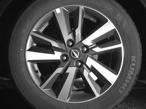 Used 2025 Nissan Versa SV image 14