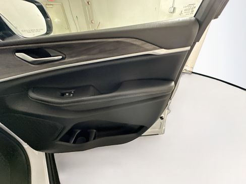 Used 2023 Jeep Grand Cherokee Limited w/ Black Appearance Package image 32