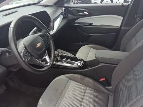 Used 2025 Chevrolet Trax LT w/ LT Convenience Package FWD image 6