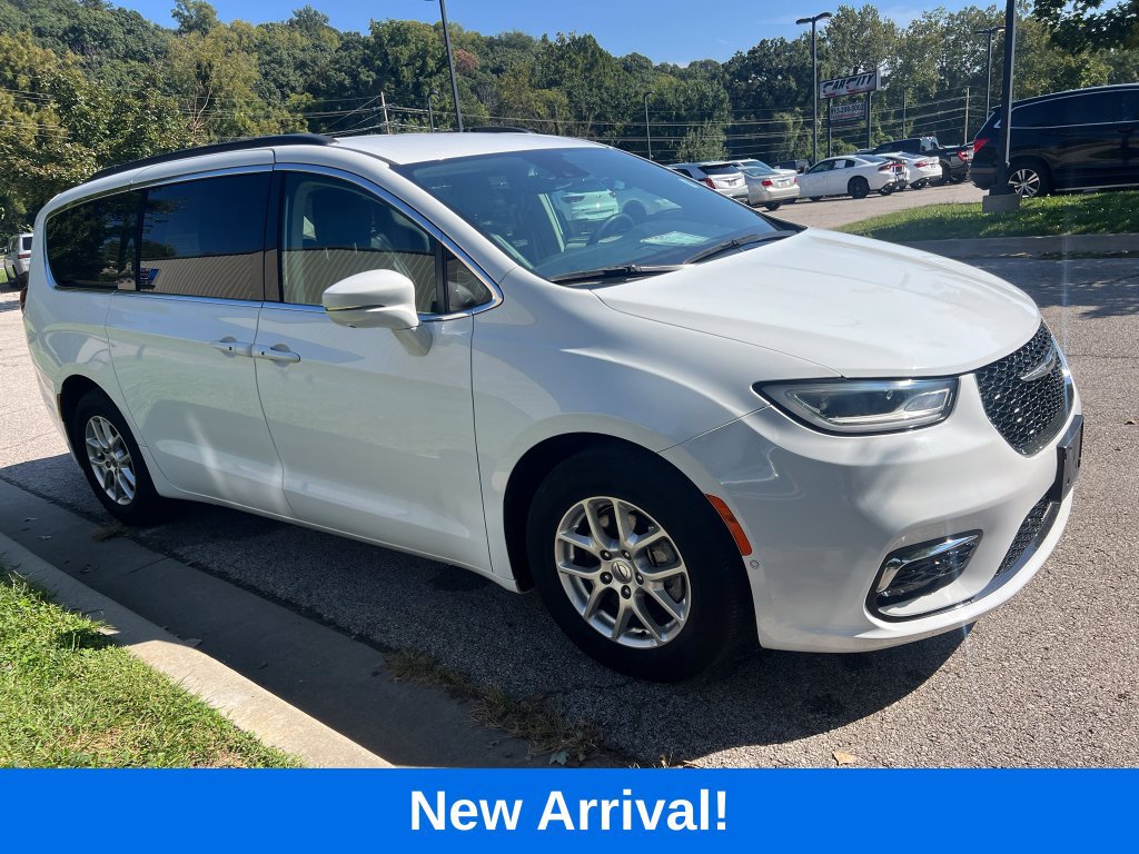 Used 2022 Chrysler Pacifica Touring-L w/ Uconnect Theater Family Group FWD image 3