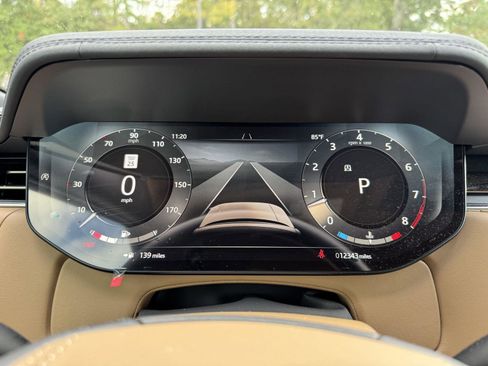 Used 2025 Land Rover Range Rover SE image 8