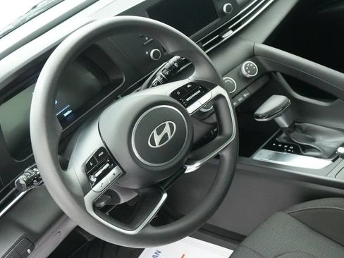 Used 2024 Hyundai Elantra SE FWD image 13