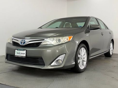 Used 2013 Toyota Camry XLE w/ Leather Pkg FWD image 3
