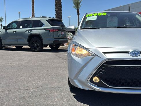 Used 2019 Toyota Yaris LE FWD image 3