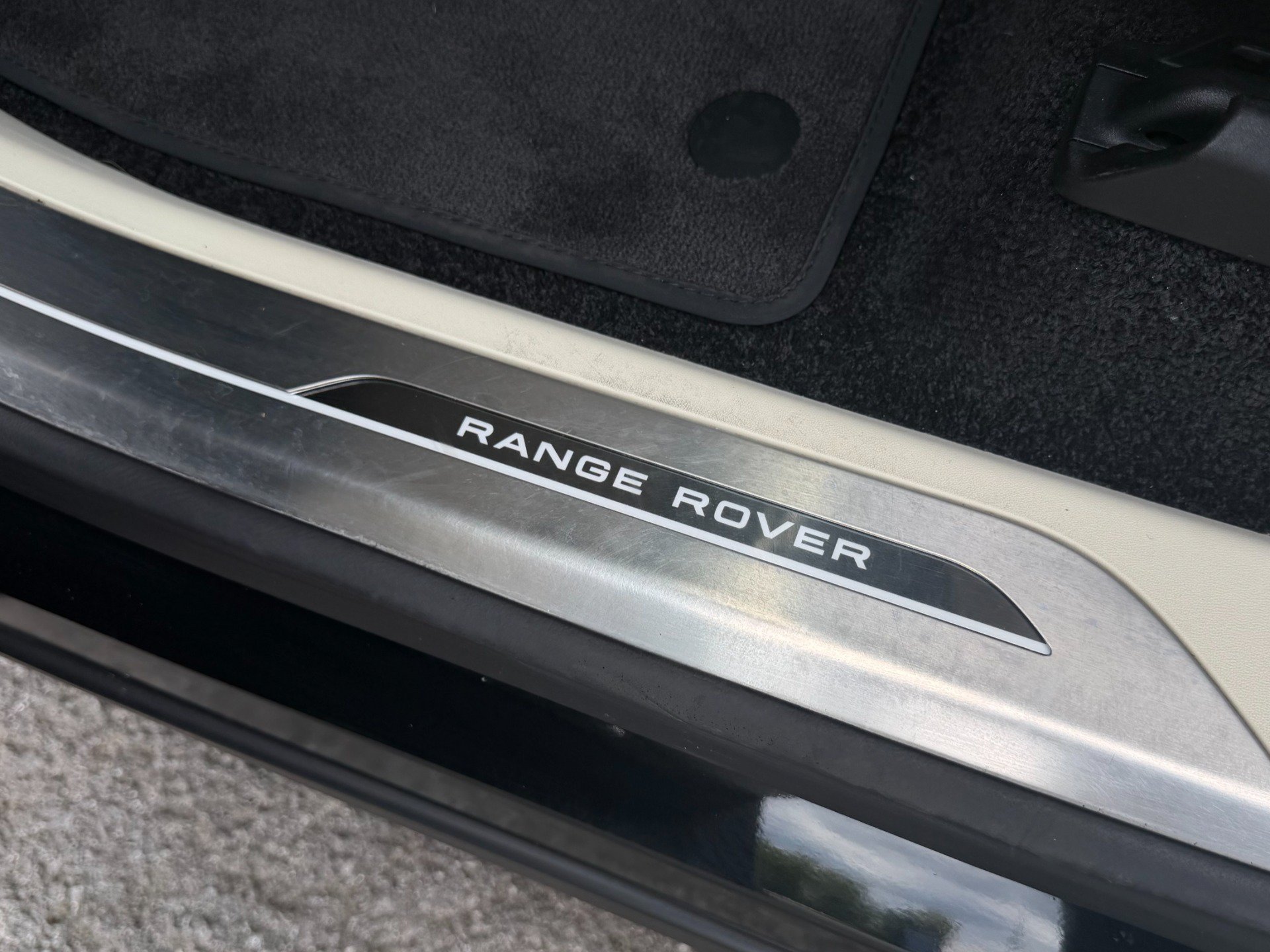 Used 2025 Land Rover Range Rover SE AWD/4WD image 23
