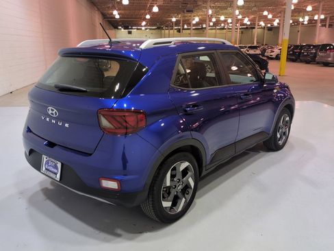 Certified 2023 Hyundai Venue Limited w/ Cargo Package FWD image 3