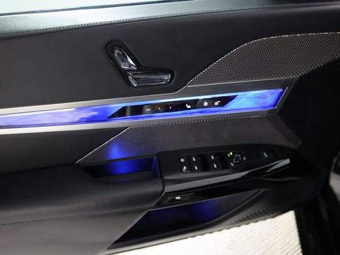 Used 2023 BMW i7 xDrive60 image 18