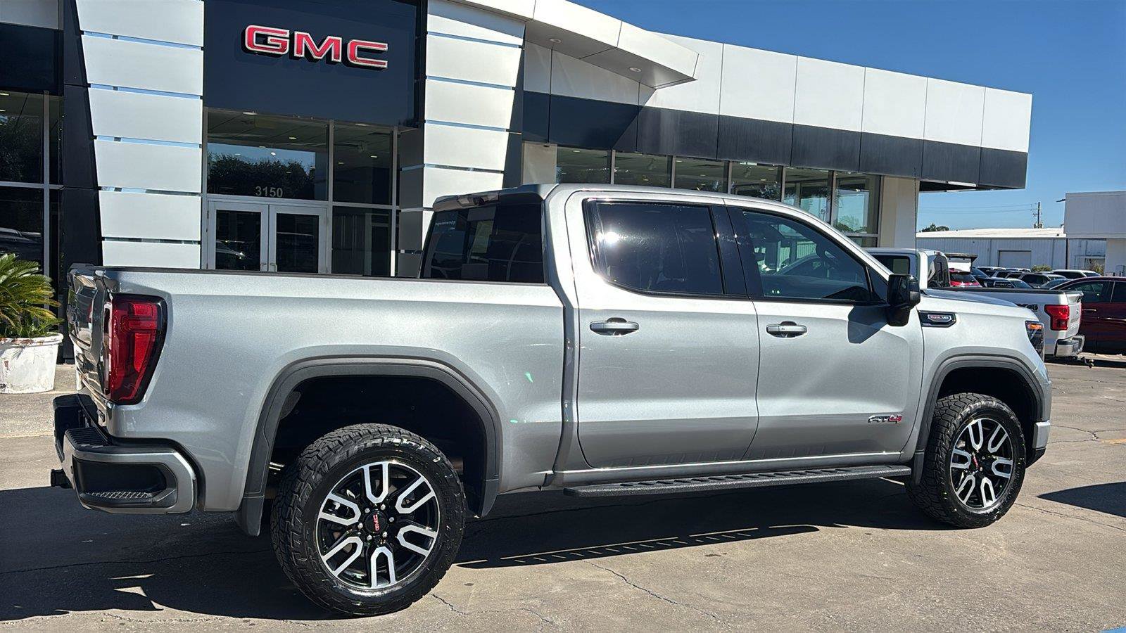 Used 2023 GMC Sierra 1500 AT4 w/ AT4 Premium Package AWD/4WD image 8