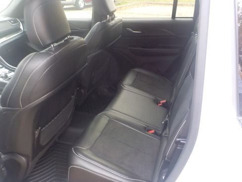 Used 2023 Jeep Grand Cherokee Altitude image 12