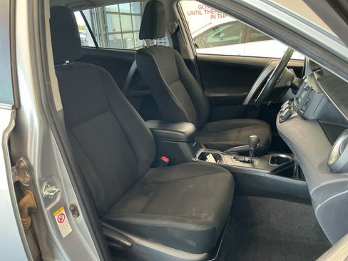 Used 2018 Toyota RAV4 LE w/ Carpet Mat Package FWD image 19
