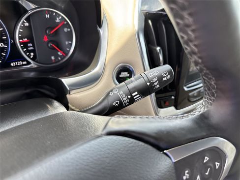 Used 2023 Chevrolet Traverse Premier FWD image 24