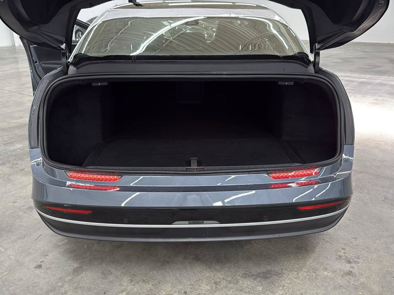 Used 2025 Lucid Air Touring AWD/4WD image 18