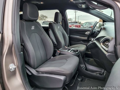 Used 2018 Chrysler Pacifica Touring Plus image 36