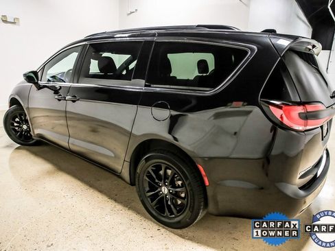 Used 2022 Chrysler Pacifica Touring image 4