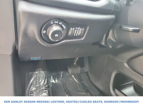 Used 2025 Chrysler Pacifica Limited image 35