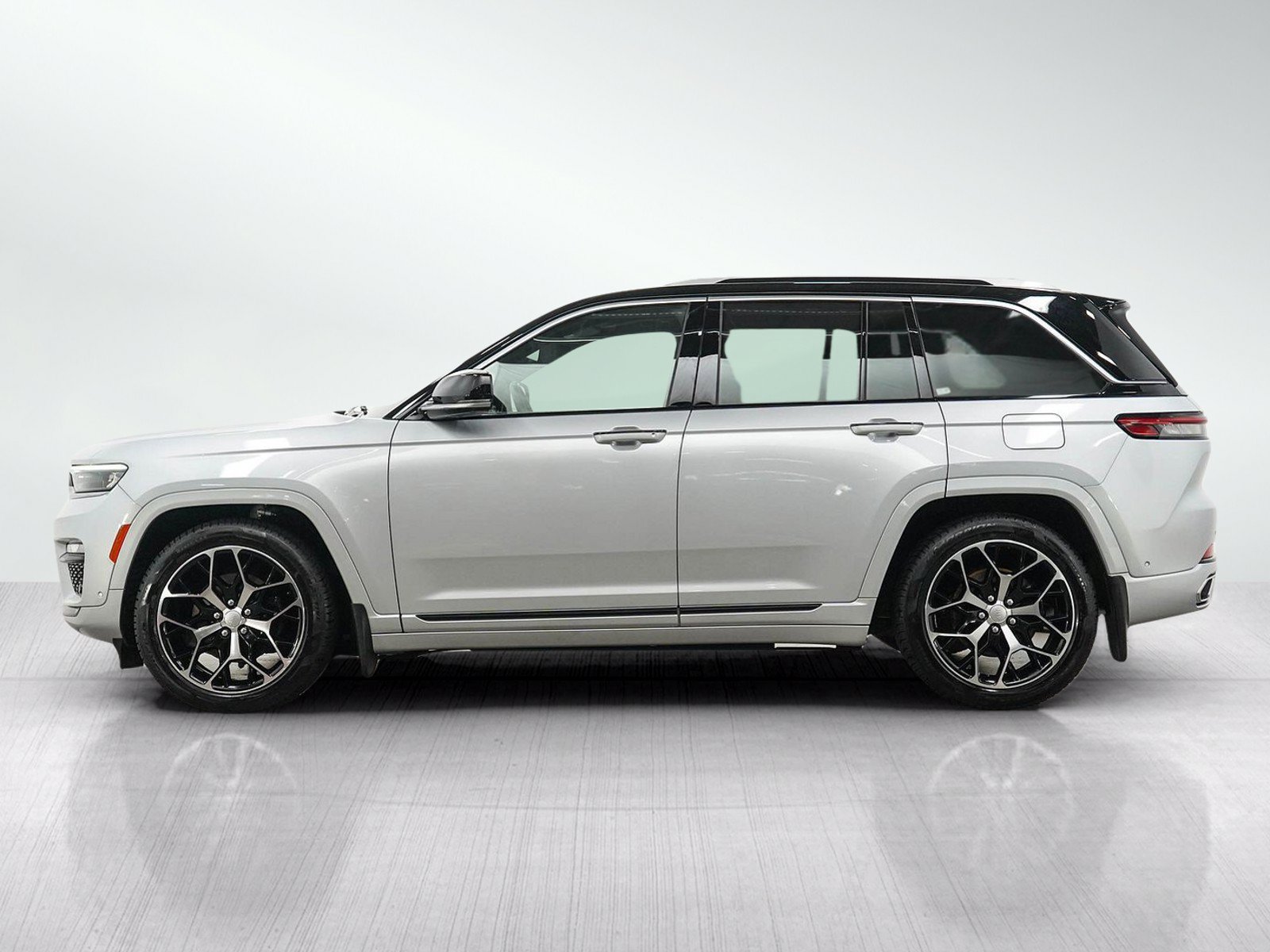 Used 2022 Jeep Grand Cherokee Summit AWD/4WD image 2