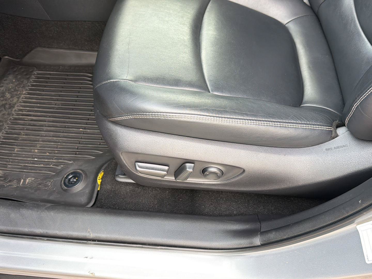 Used 2019 Toyota RAV4 XLE Premium w/ Cold Weather Package FWD image 11