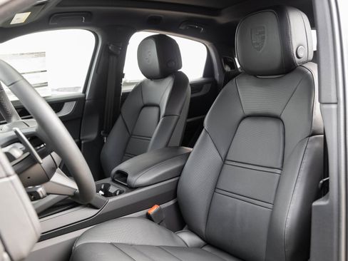 Certified 2025 Porsche Cayenne Coupe image 5