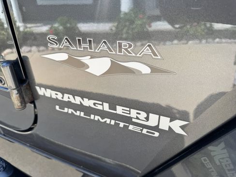 Used 2018 Jeep Wrangler Unlimited Sahara w/ Connectivity Group AWD/4WD image 37