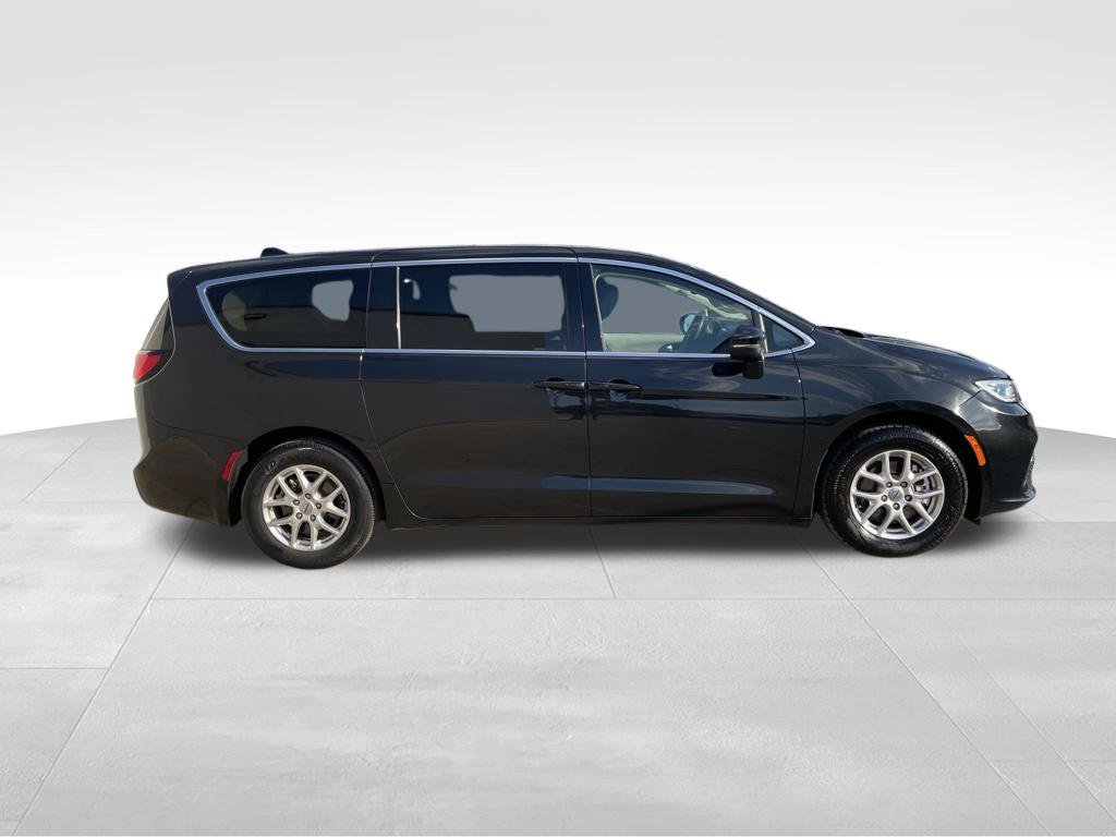 Used 2023 Chrysler Pacifica Touring-L FWD image 4