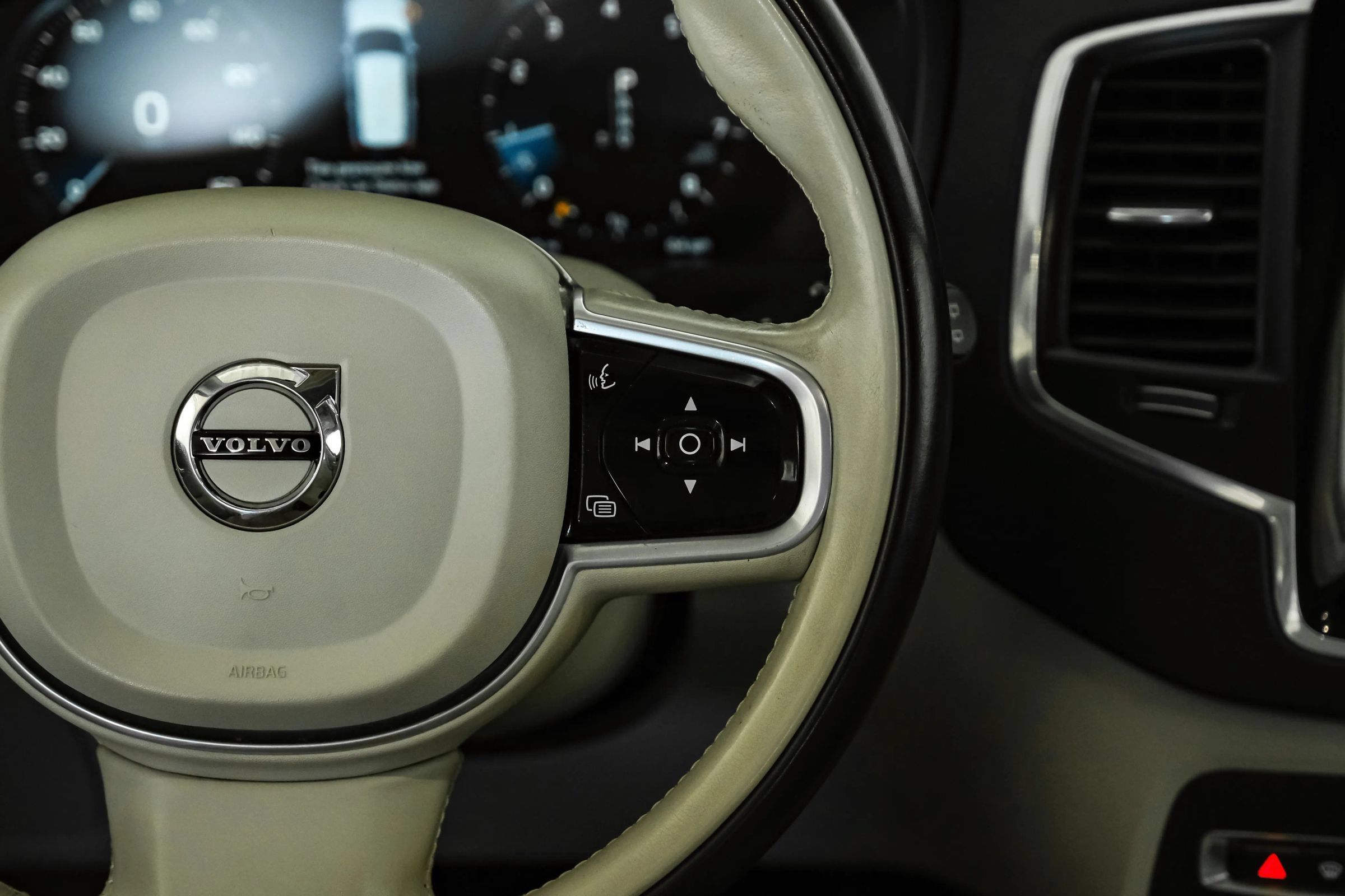Used 2020 Volvo XC90 T5 Momentum w/ Protection Package Premier FWD image 16