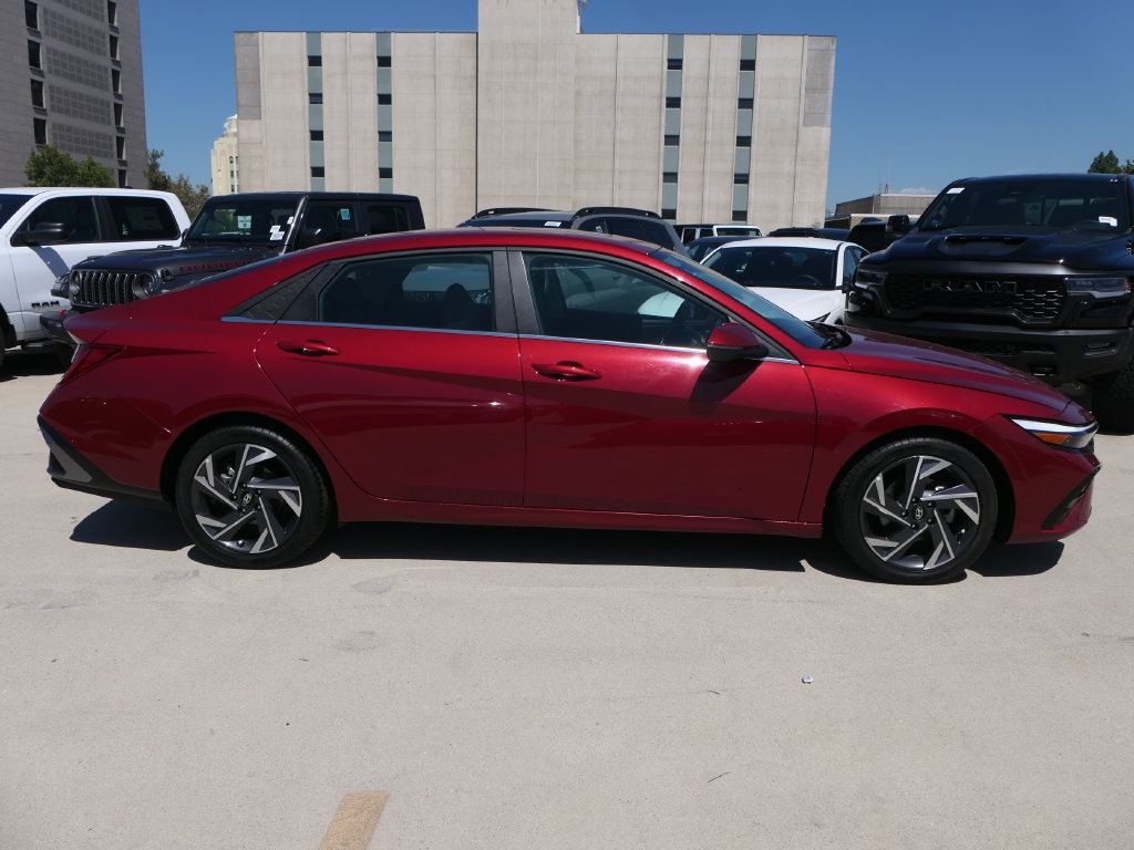 Used 2024 Hyundai Elantra Limited FWD image 2