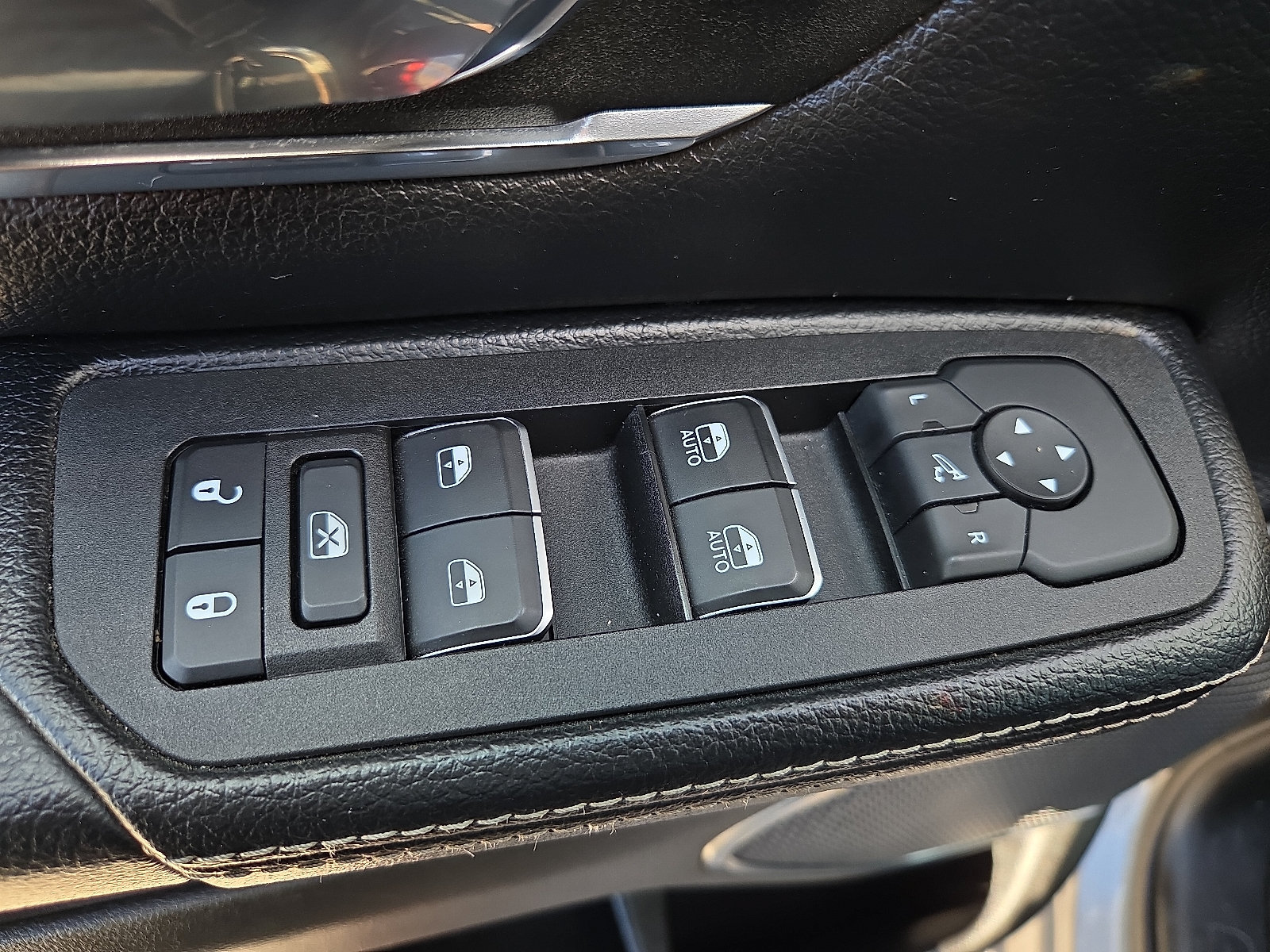 Used 2025 RAM 1500 Laramie AWD/4WD image 15