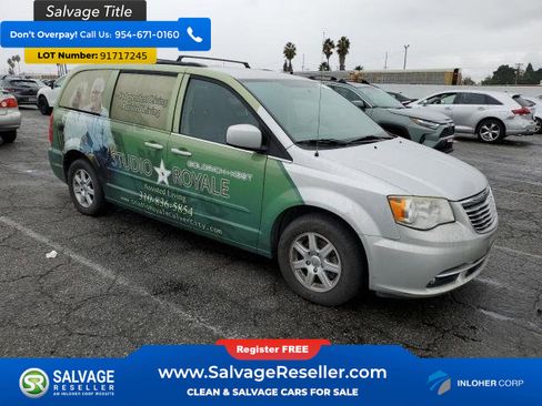 Used 2012 Chrysler Town & Country Touring w/ Entertainment Group #1 FWD image 5