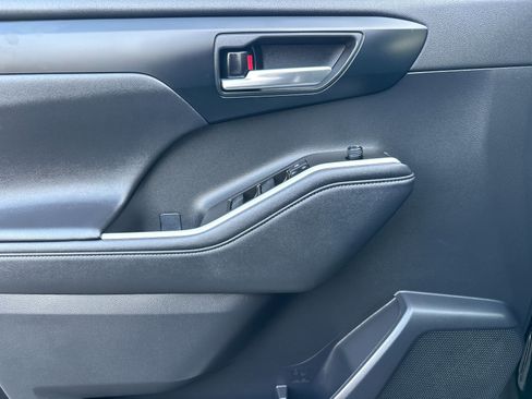 Used 2023 Toyota Highlander XLE image 10