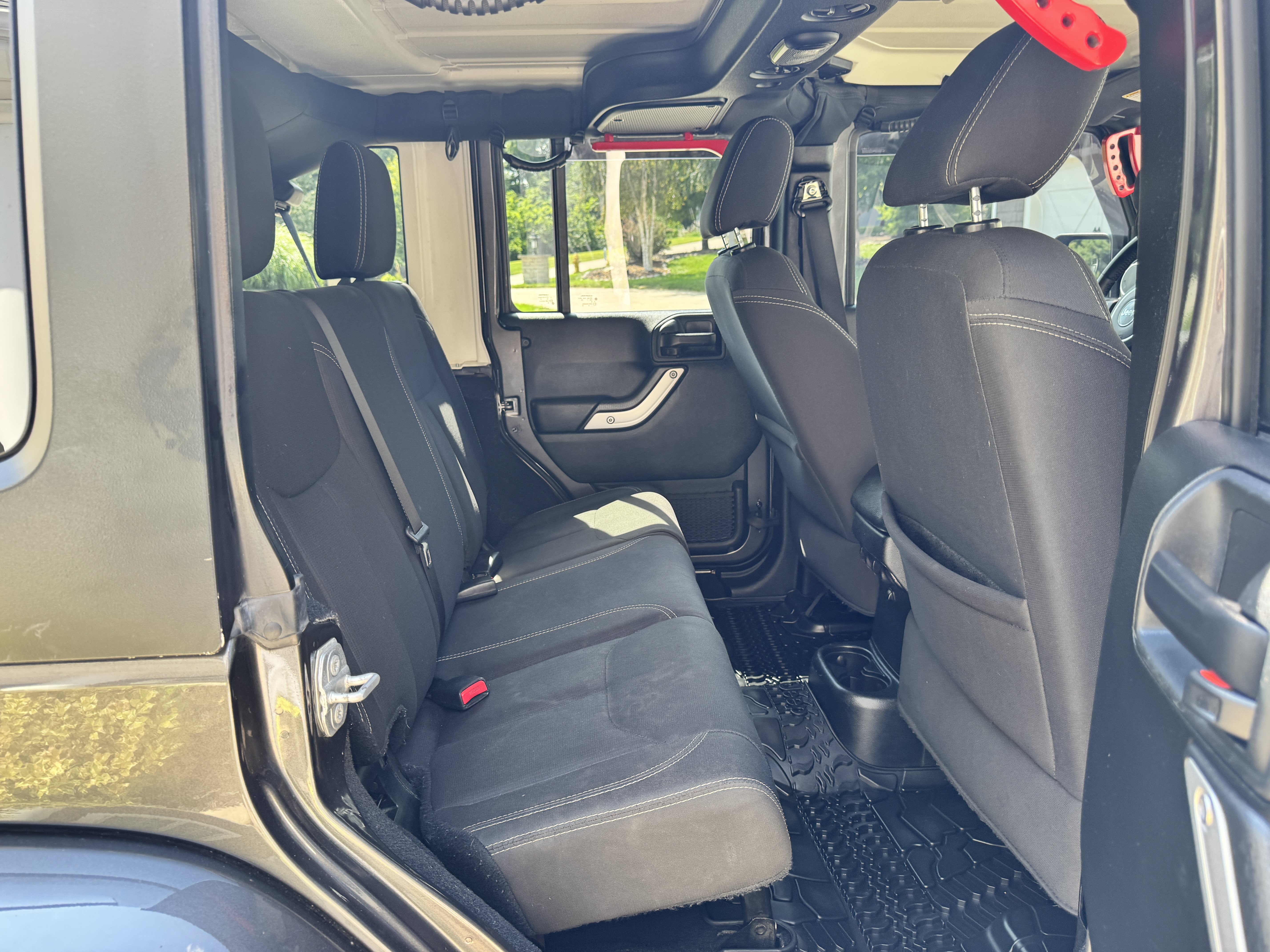 Used 2018 Jeep Wrangler Unlimited Sahara w/ Connectivity Group AWD/4WD image 22