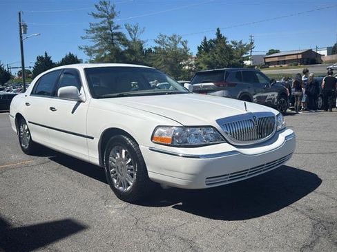 Used 2007 Lincoln Town Car Signature Limited RWD image 3