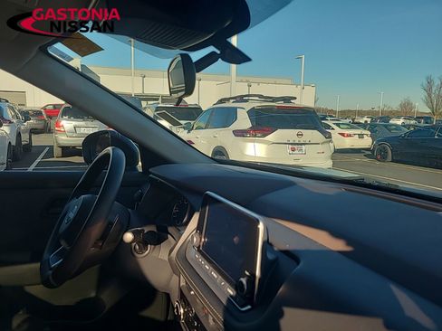 Used 2023 Nissan Rogue S image 19