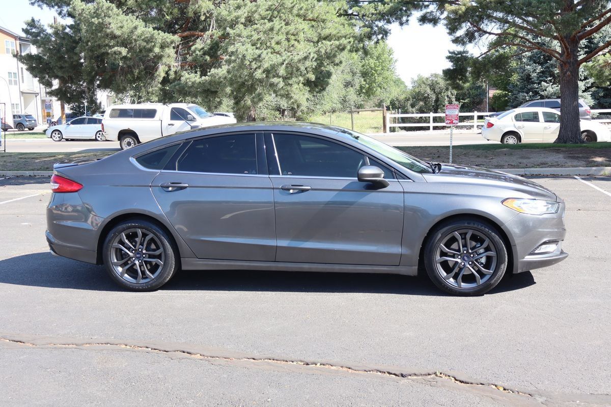 Used 2018 Ford Fusion SE w/ Equipment Group 201A FWD image 3