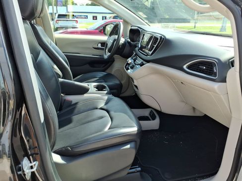 Used 2024 Chrysler Pacifica Touring-L FWD image 7