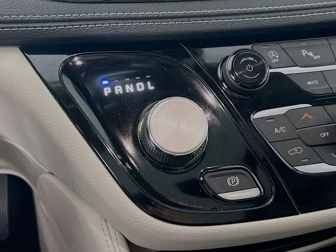 Used 2021 Chrysler Pacifica Limited image 18