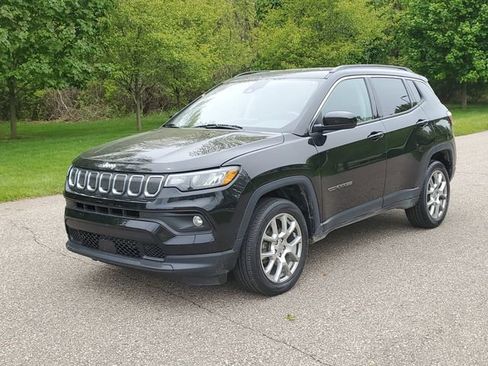 Used 2022 Jeep Compass Latitude AWD/4WD image 2