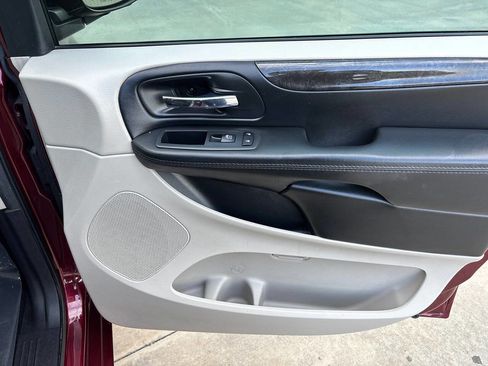 Used 2018 Dodge Grand Caravan SE w/ UConnect Hands-Free Group image 35
