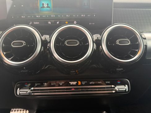 Used 2021 Mercedes-Benz GLB 250 4MATIC image 21