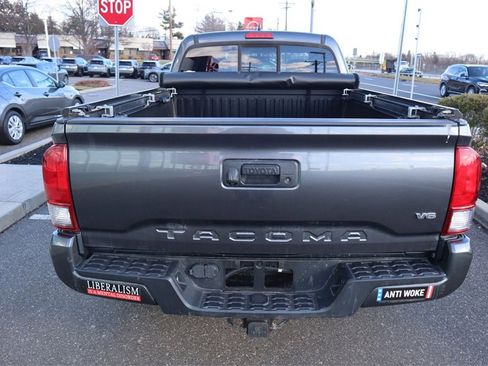 Used 2017 Toyota Tacoma TRD Sport image 7