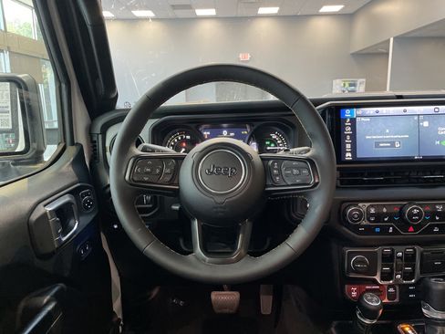 Used 2024 Jeep Wrangler Unlimited AWD/4WD image 18