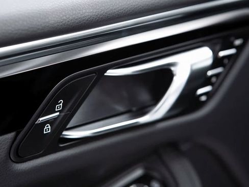 Certified 2025 Porsche Macan S image 20