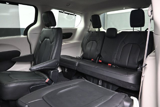 Certified 2022 Chrysler Pacifica Touring-L AWD/4WD image 22