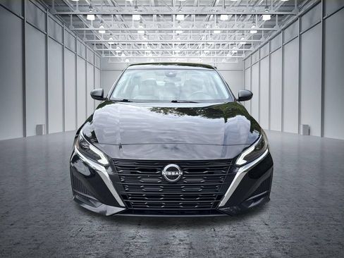 Used 2025 Nissan Altima 2.5 SV FWD image 2