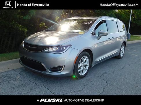 Used 2017 Chrysler Pacifica Touring-L w/ Tire & Wheel Group FWD image 1
