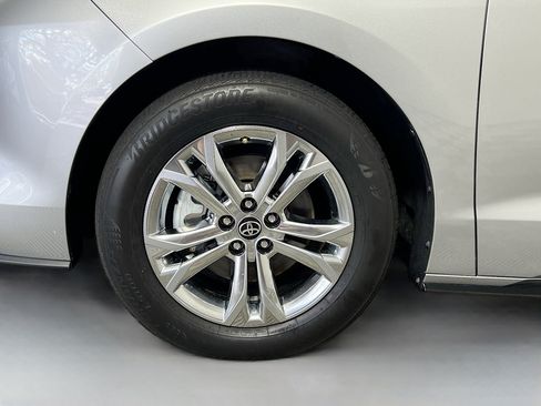 Used 2021 Toyota Sienna Platinum image 14