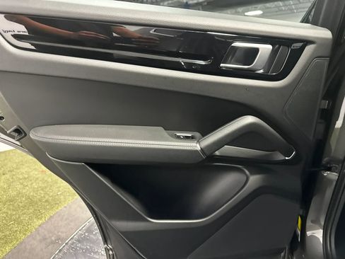 Used 2022 Porsche Cayenne image 13